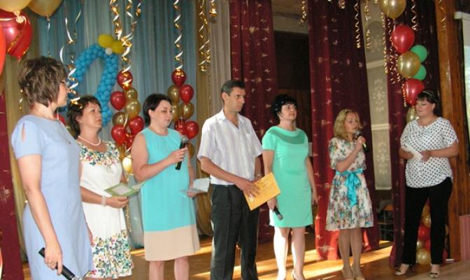 Szülők jelmezes gratulációi a diplomaosztón