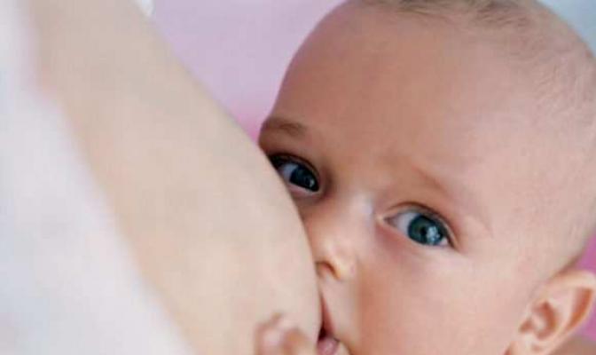 Як можна зрозуміти, що маленькій дитині не вистачає грудного молока?